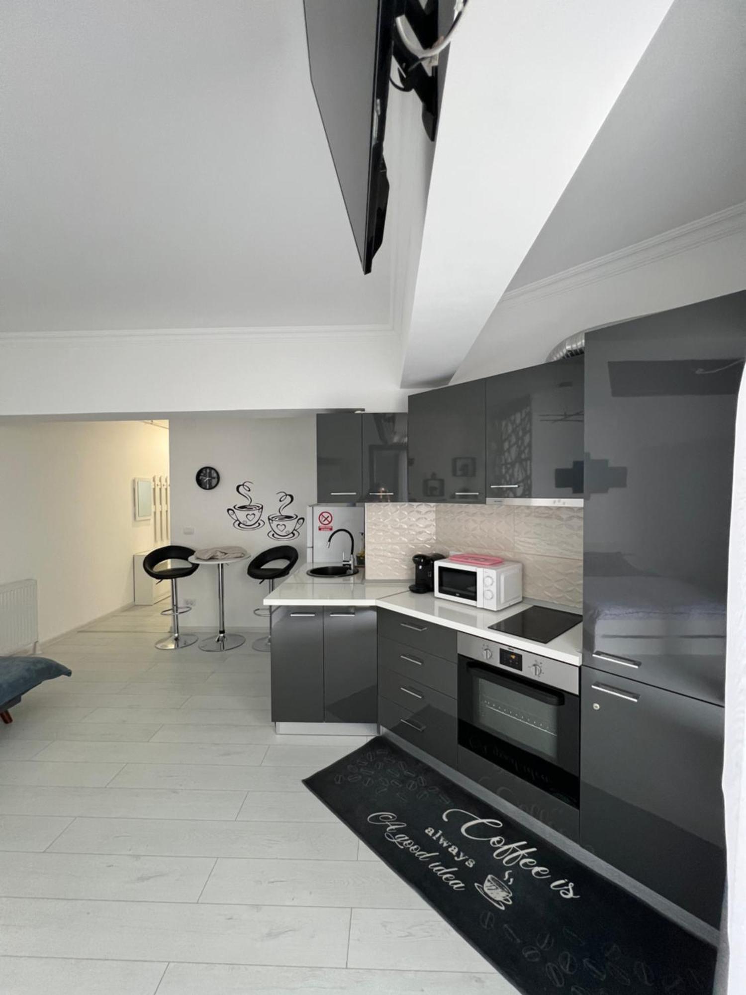 Kitty Studio Sunset Lake Apartment Mamaia Exterior photo