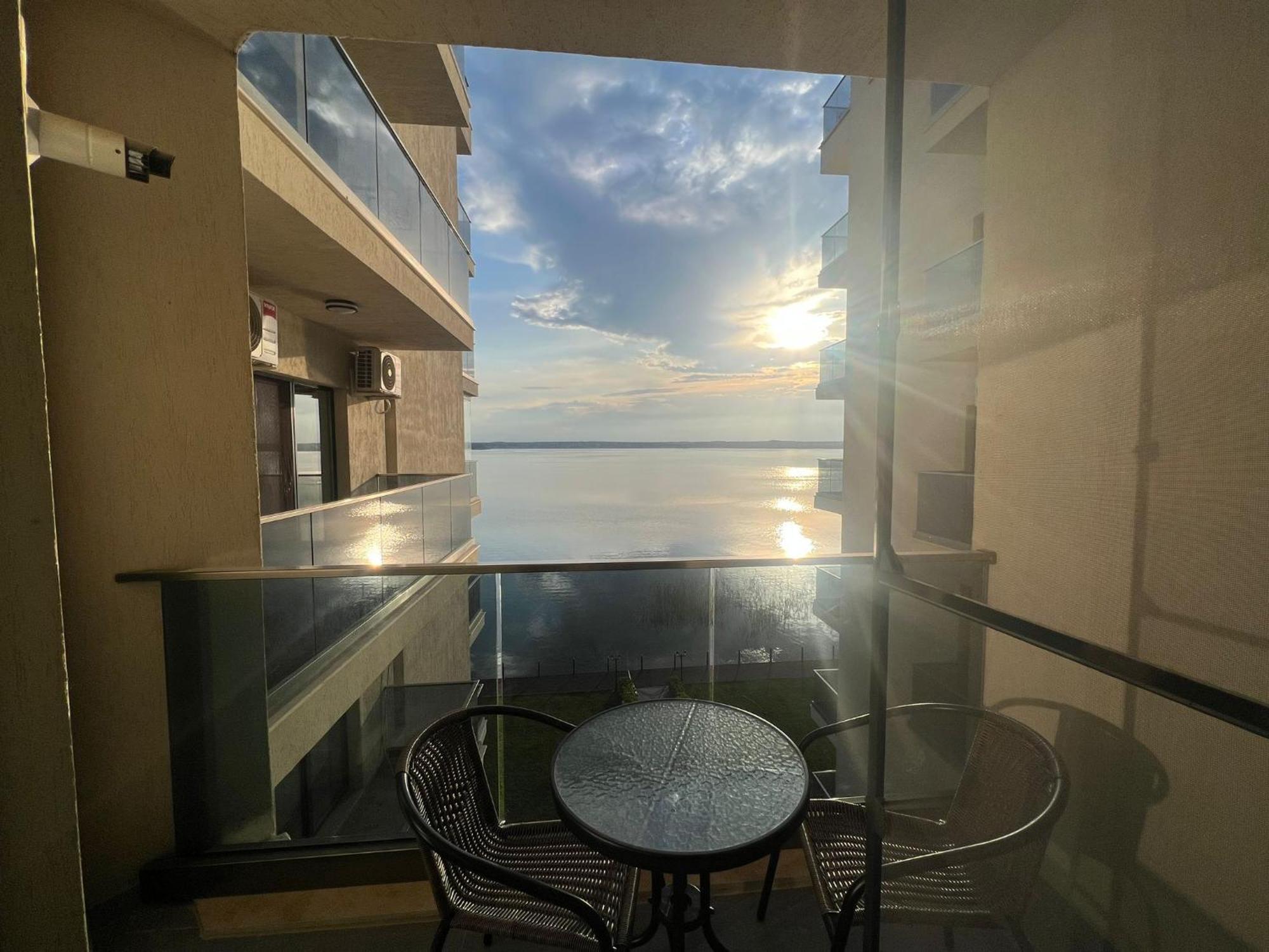 Kitty Studio Sunset Lake Apartment Mamaia Exterior photo